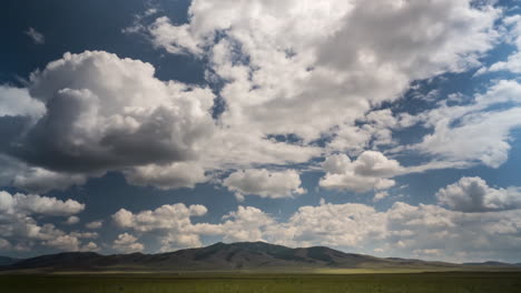 Hermoso-Lapso-De-Tiempo-En-Estepas-Mongoles-Con-Grandes-Nubes-Blancas
